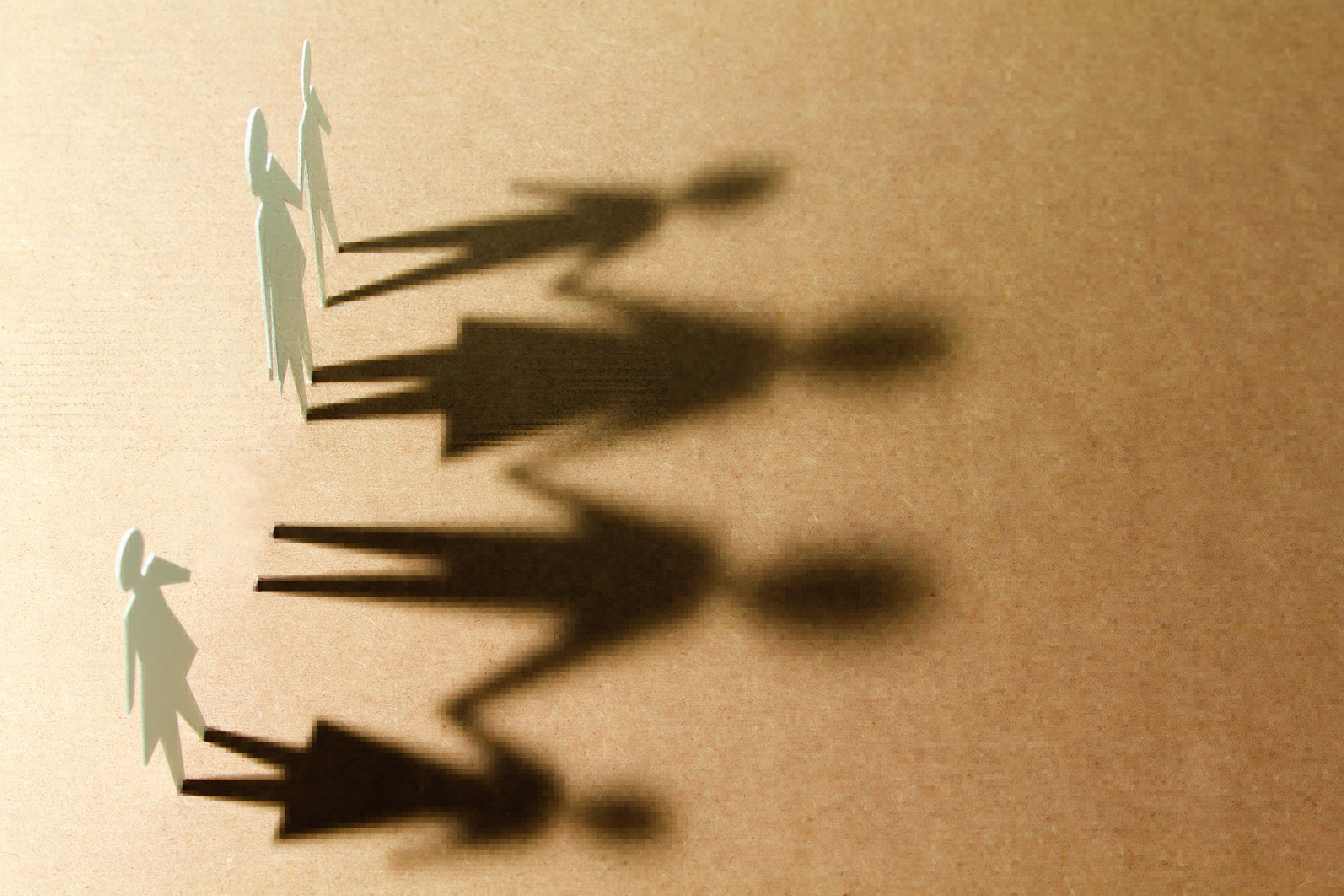 Entre sombras familiares