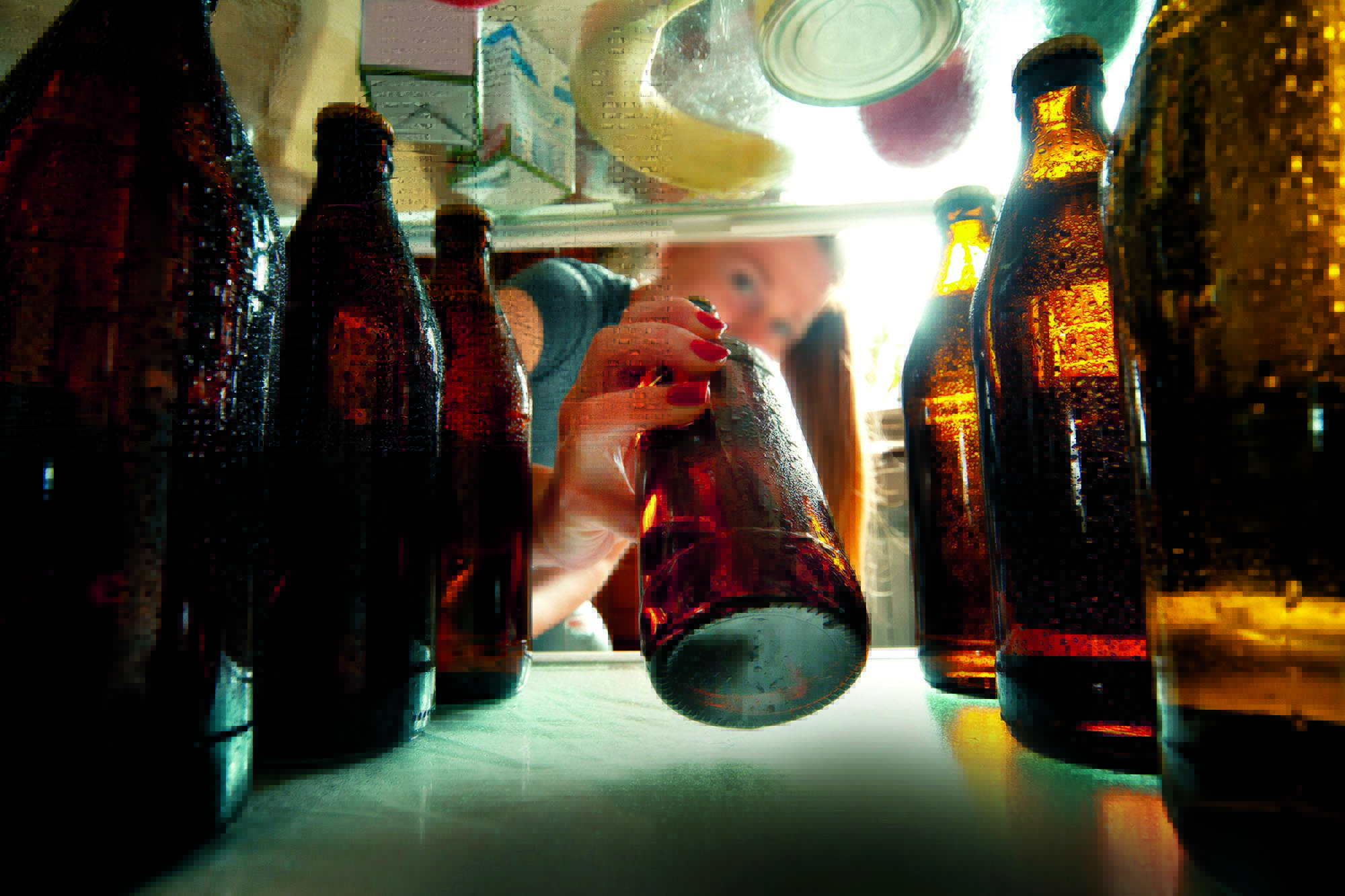 Aferrada a la botella